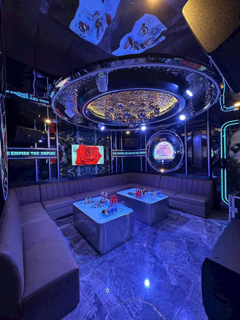 Không gian phòng hát sang trọng, hiện đại